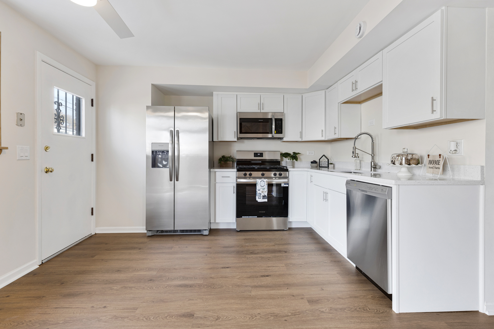 9128 Hollyberry Avenue, Des Plaines, IL 60016