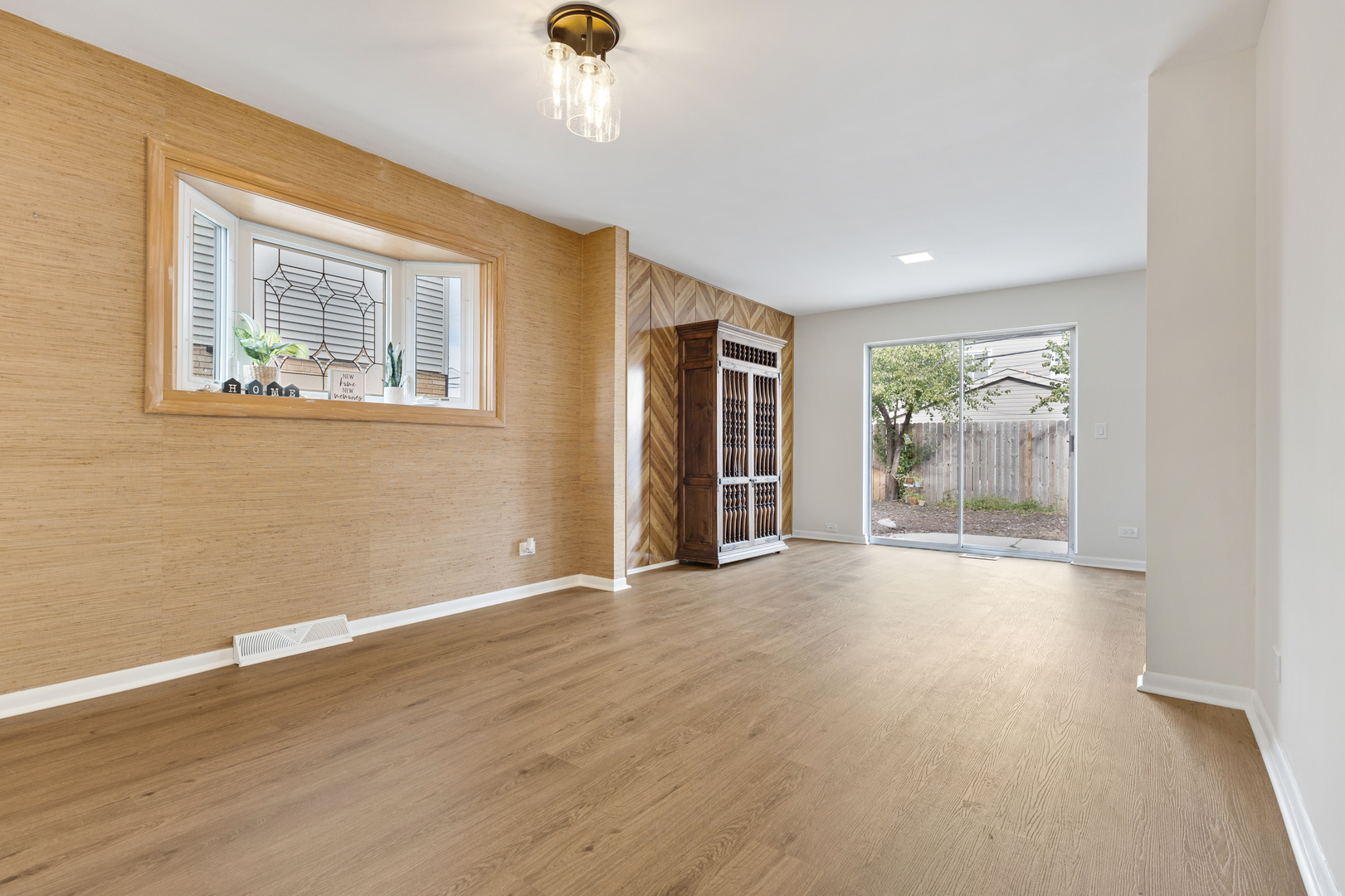 9128 Hollyberry Avenue, Des Plaines, IL 60016