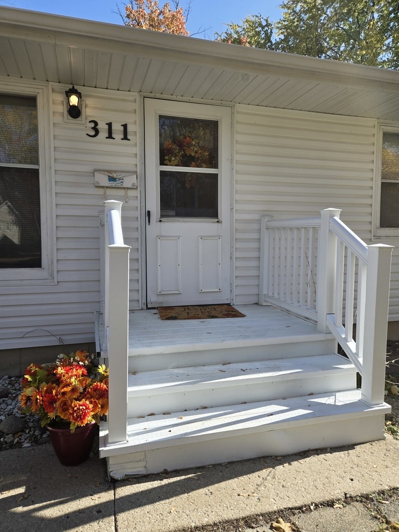 311 W Kennedy Drive, Streamwood, IL 60107