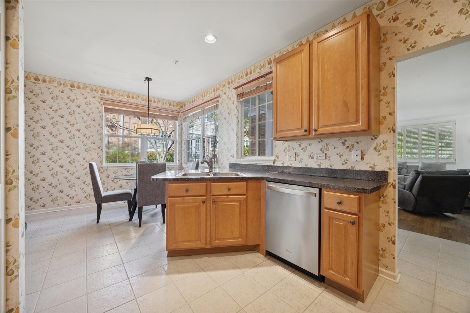 2507 Camberley Circle #1-810, Westchester, IL 60154