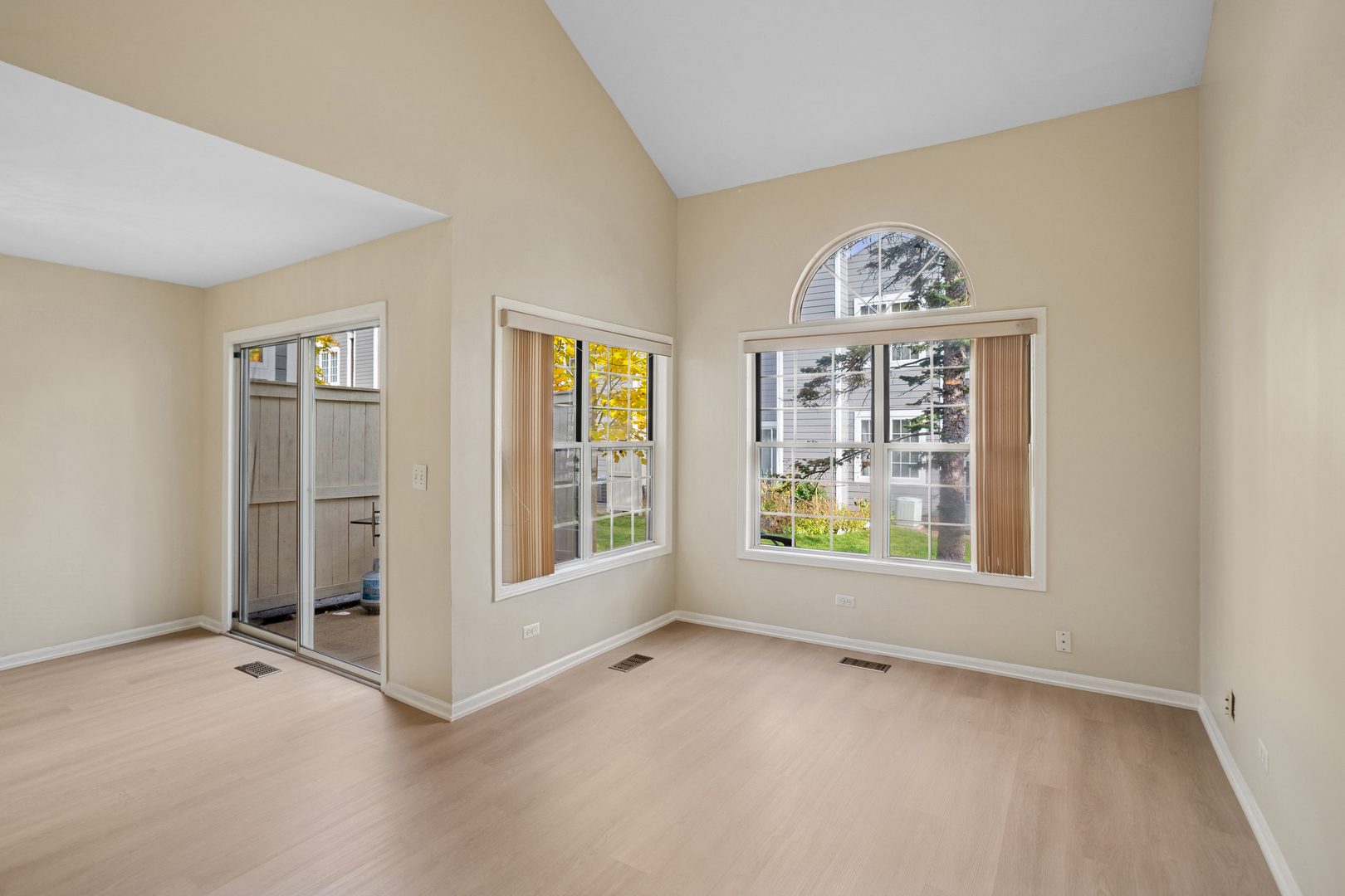 1252 S Parkside Drive, Palatine, IL 60067