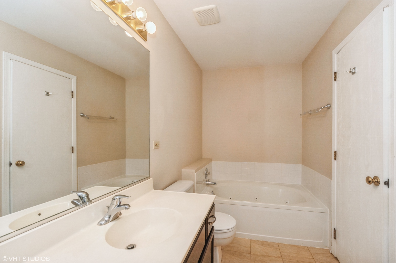 1252 S Parkside Drive, Palatine, IL 60067