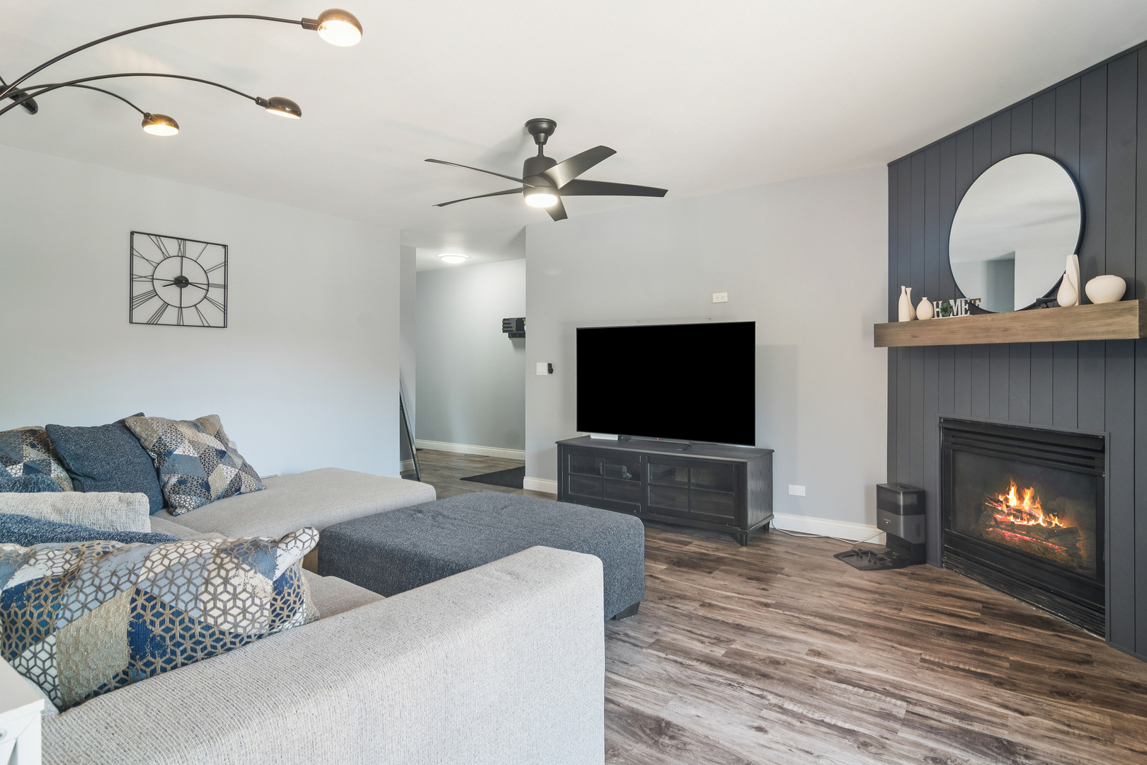 295 Woodridge Circle #H, South Elgin, IL 60177