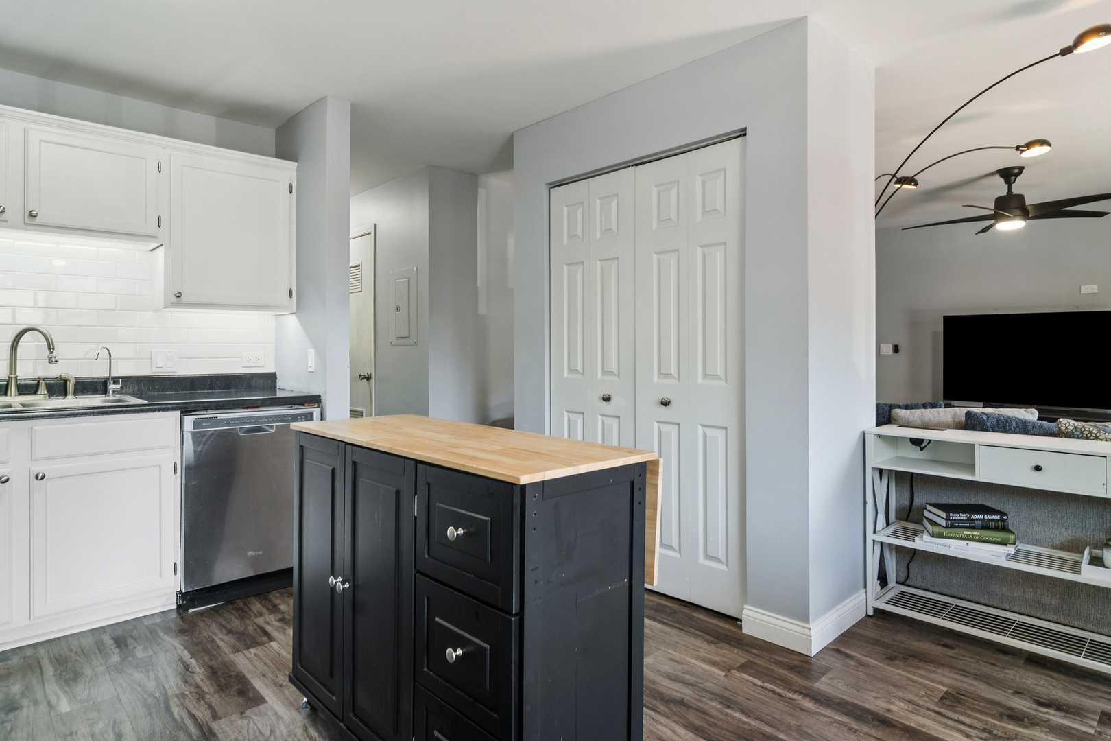 295 Woodridge Circle #H, South Elgin, IL 60177