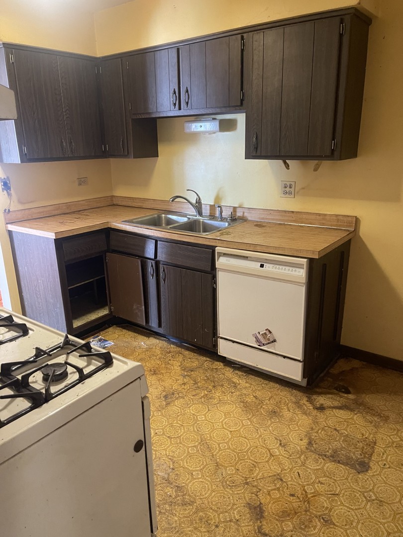 1026 Briarcliffe Boulevard, Wheaton, IL 60189