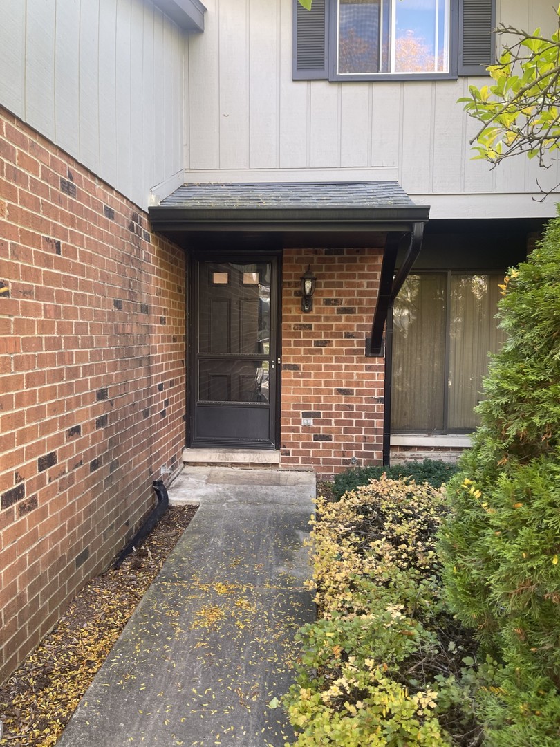 1026 Briarcliffe Boulevard, Wheaton, IL 60189