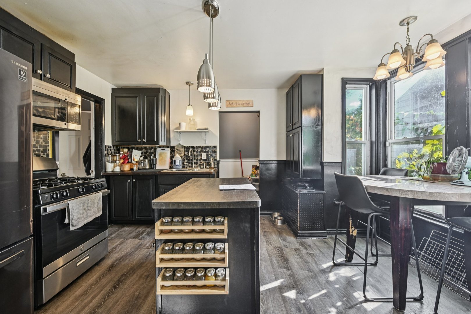 215 S Park Avenue, Waukegan, IL 60085