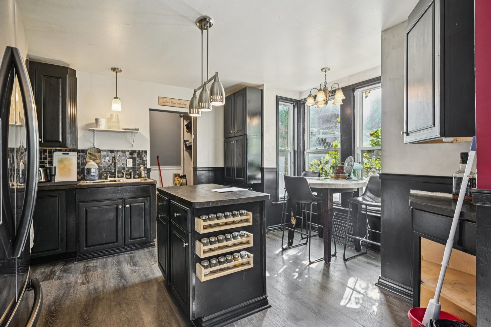 215 S Park Avenue, Waukegan, IL 60085