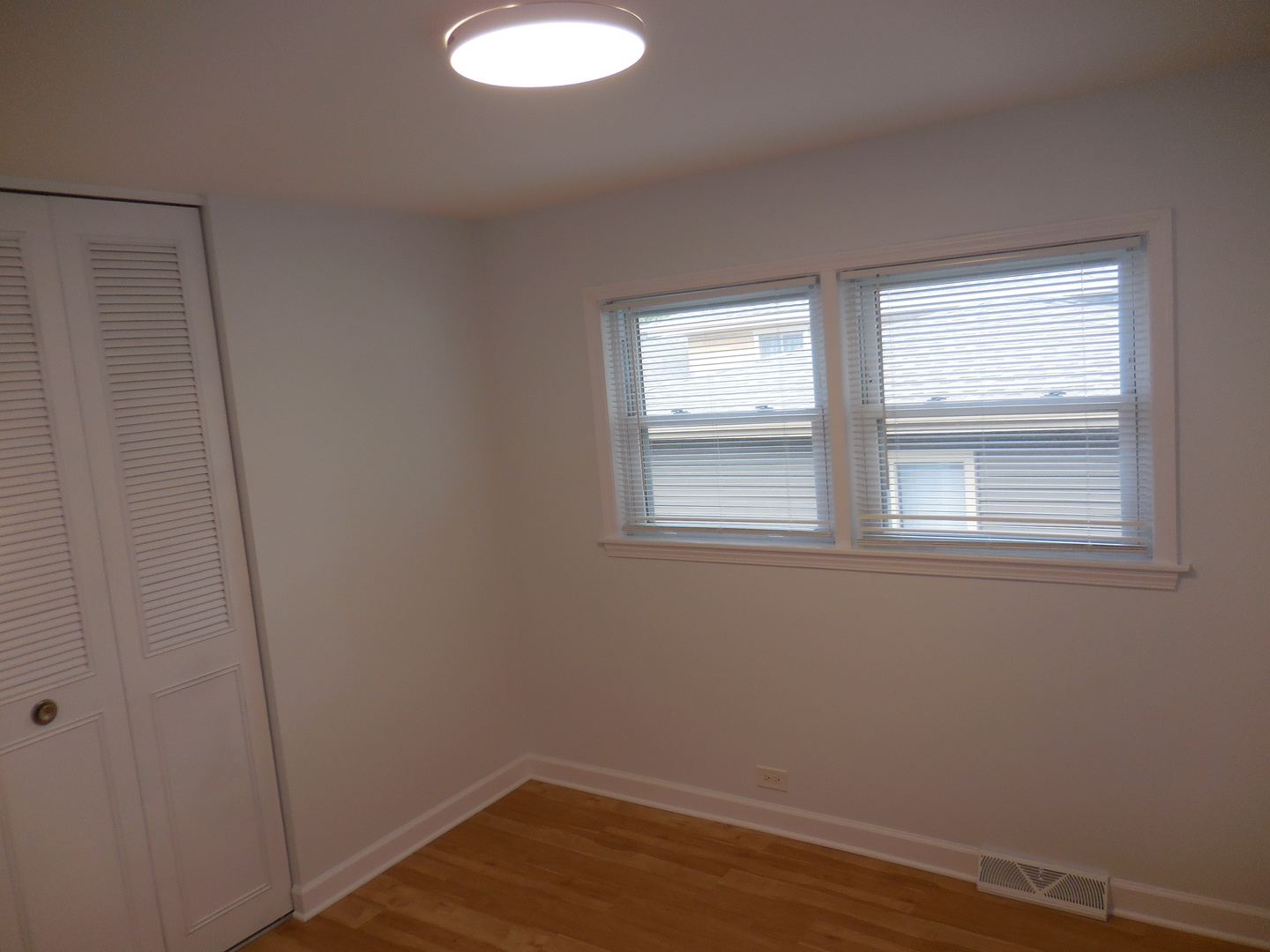 33 N RAMMER Avenue, Arlington Heights, IL 60004