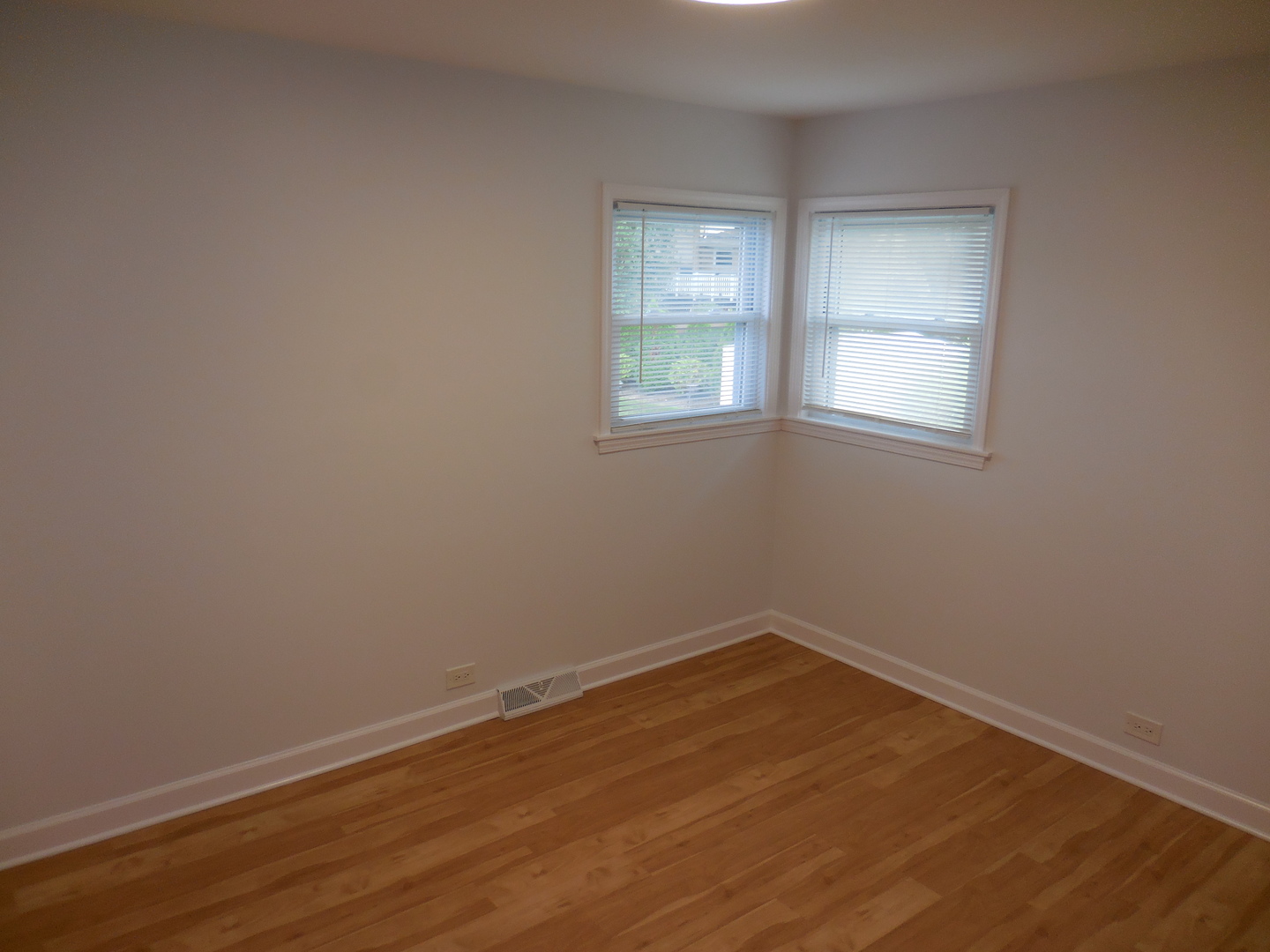 33 N RAMMER Avenue, Arlington Heights, IL 60004