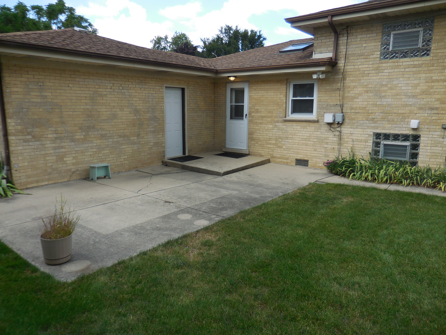 33 N RAMMER Avenue, Arlington Heights, IL 60004