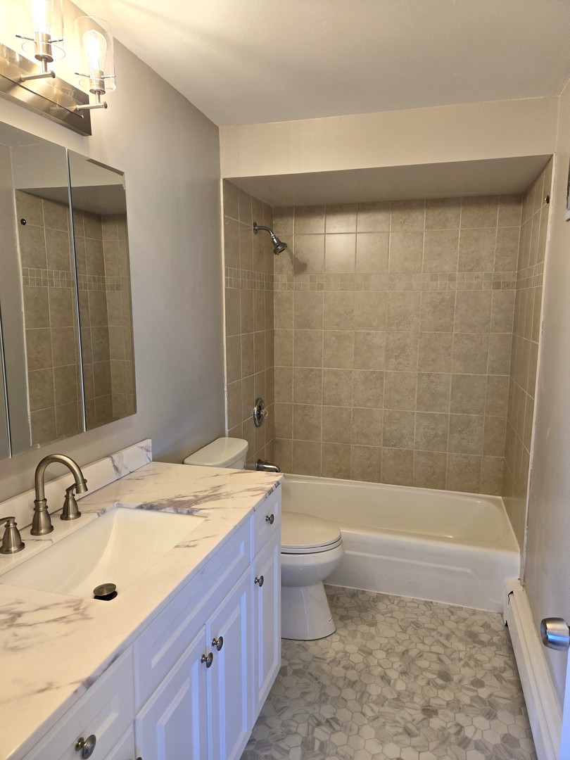 4712 W 107th Street #3D, Oak Lawn, IL 60453