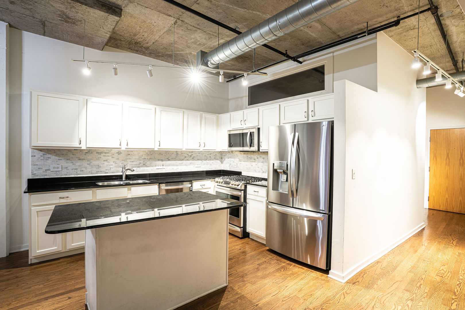 933 W Van Buren Street #404, Chicago, IL 60607