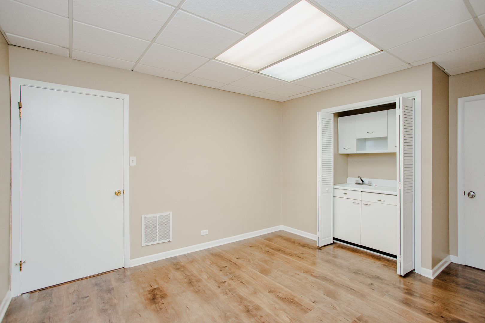 831 W Touhy Avenue, Park Ridge, IL 60068