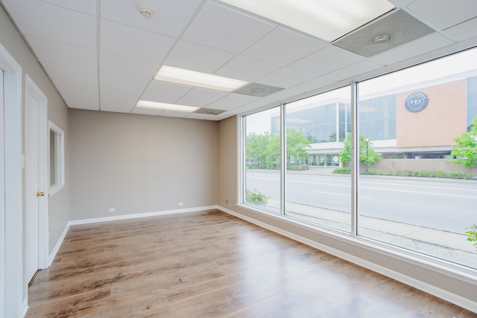 831 W Touhy Avenue, Park Ridge, IL 60068