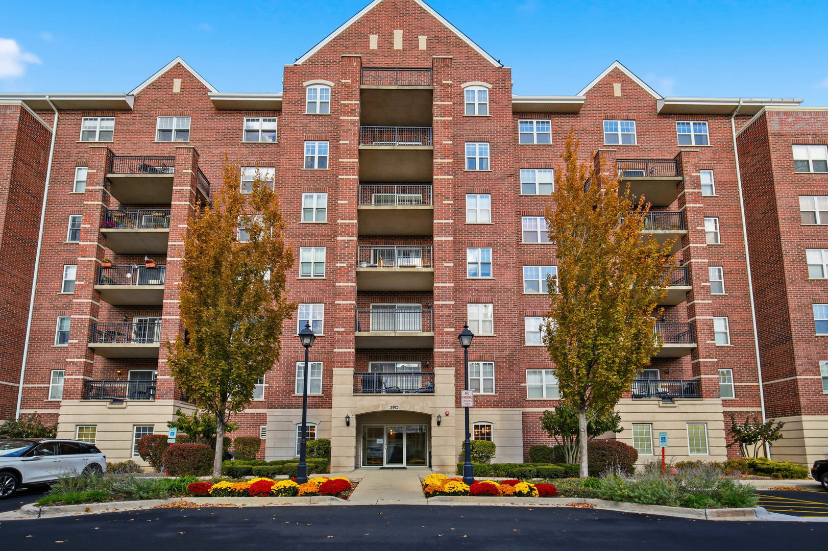 390 W Mahogany Court #606, Palatine, IL 60067