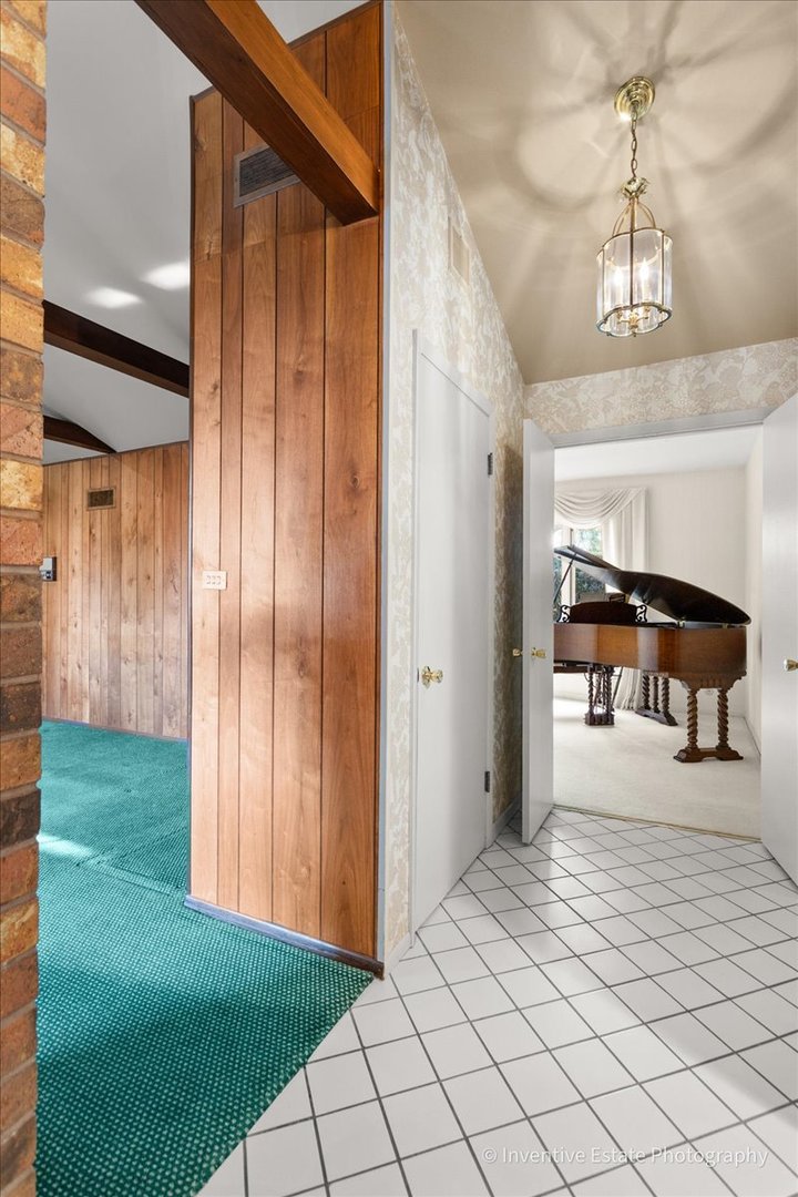 814 S Saylor Avenue, Elmhurst, IL 60126