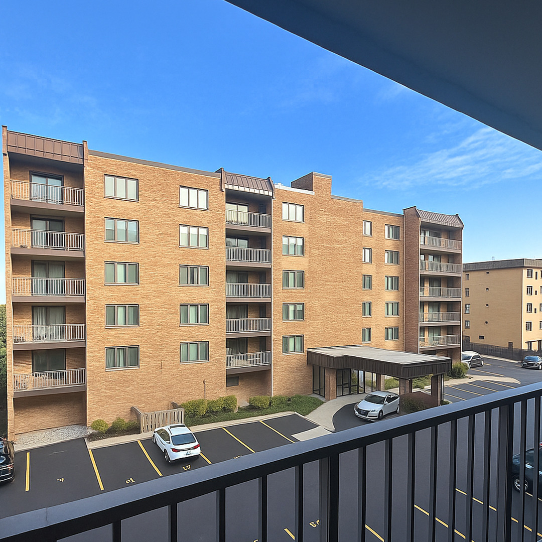 905 Center Street #208, Des Plaines, IL 60016