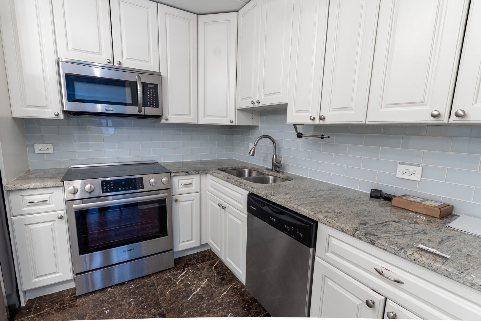 905 Center Street #208, Des Plaines, IL 60016