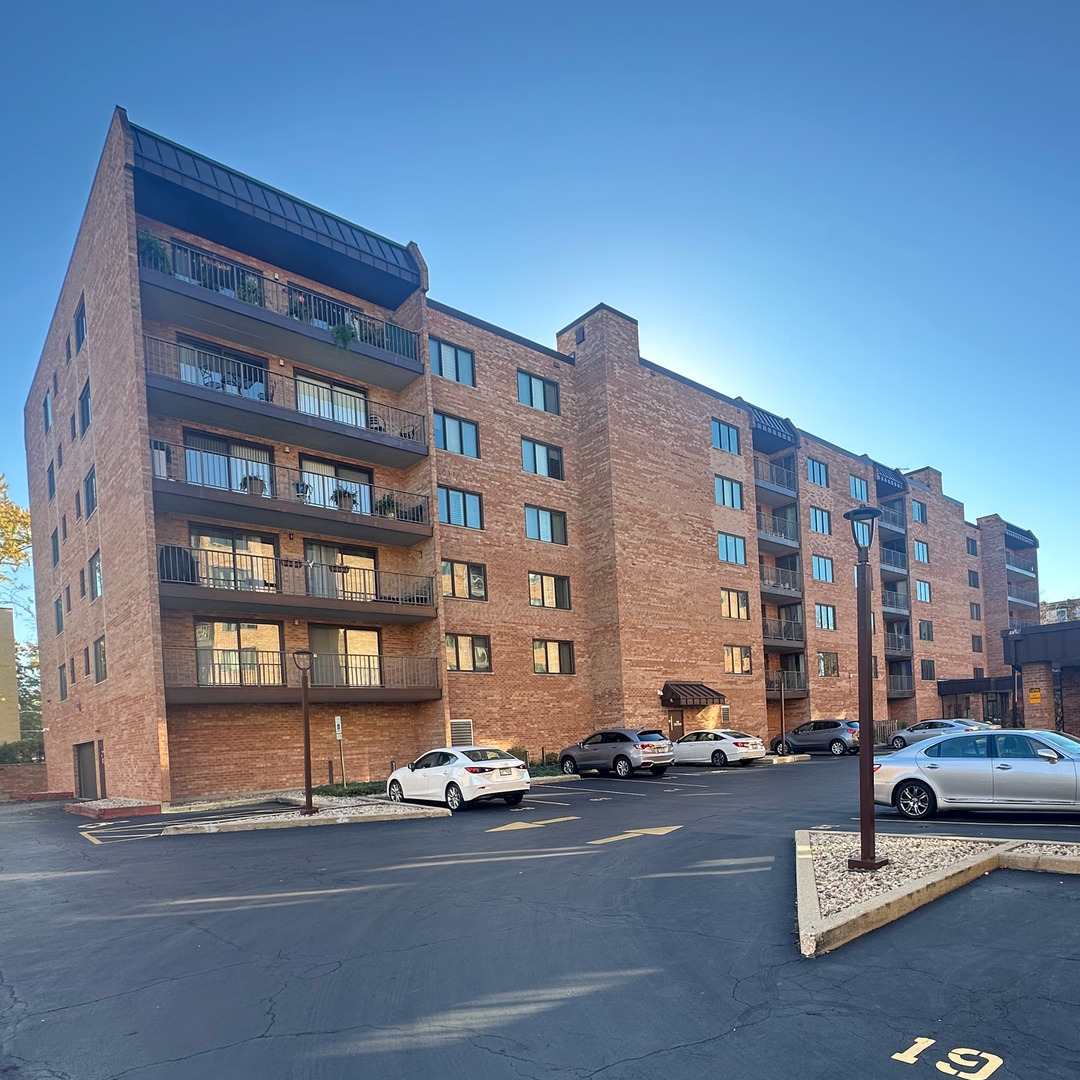 905 Center Street #208, Des Plaines, IL 60016