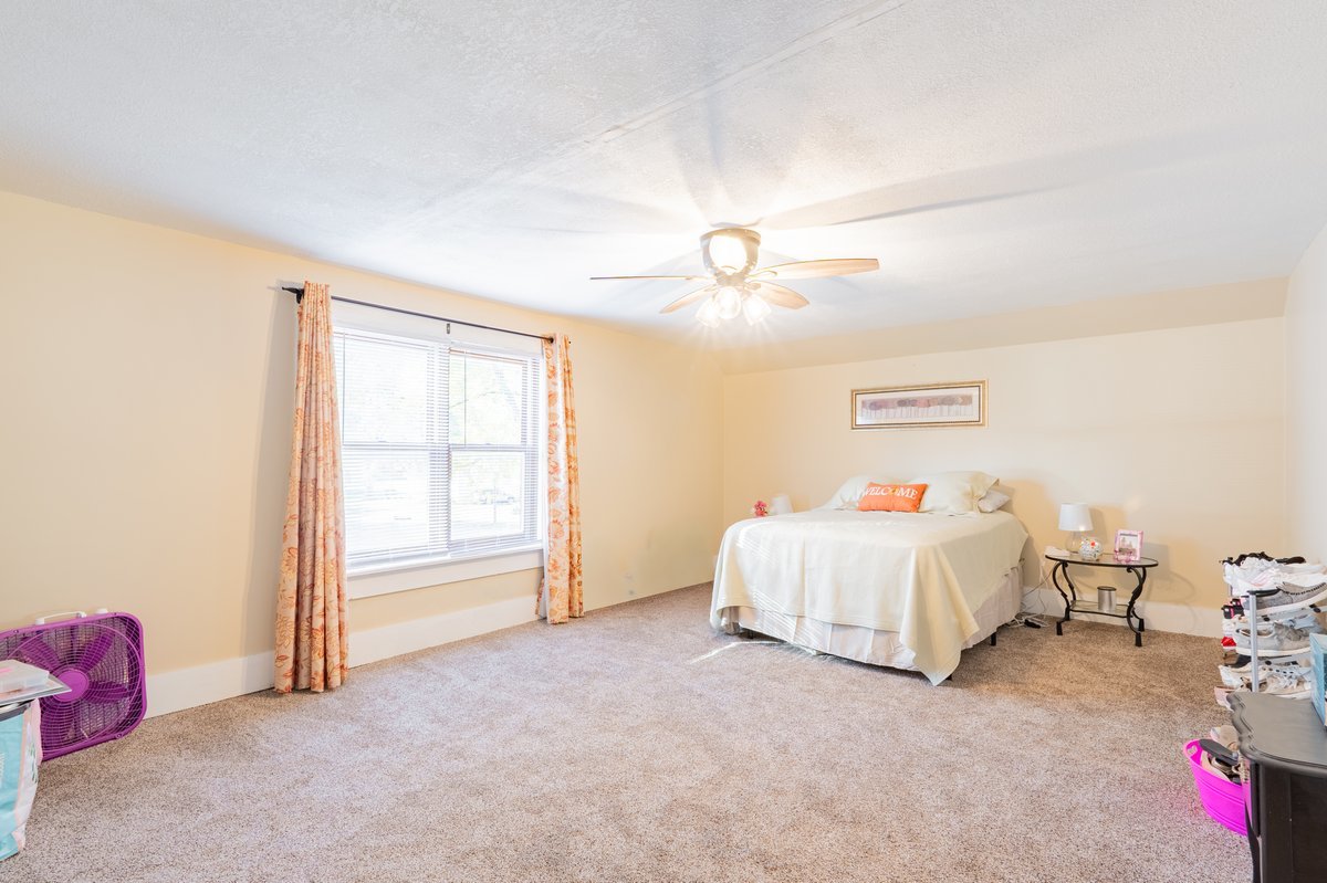 1206 E Main Street, Clinton, IL 61727