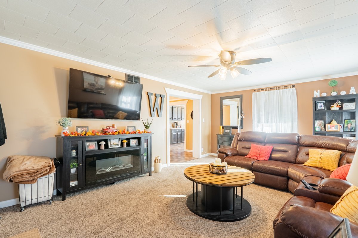 1206 E Main Street, Clinton, IL 61727