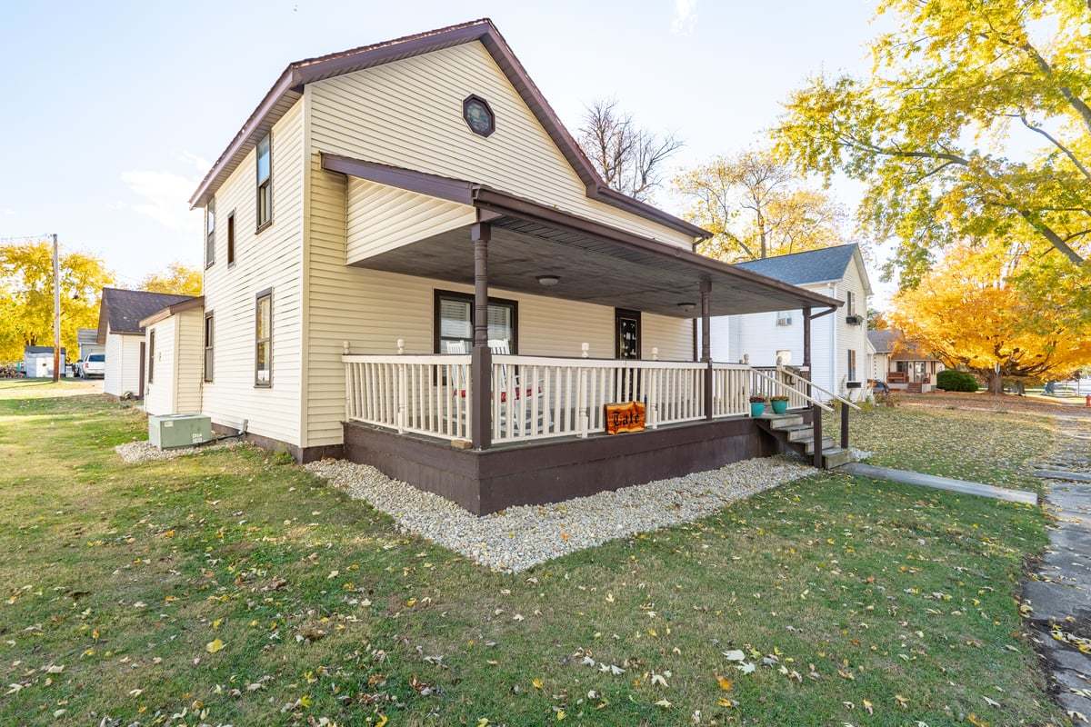 1206 E Main Street, Clinton, IL 61727