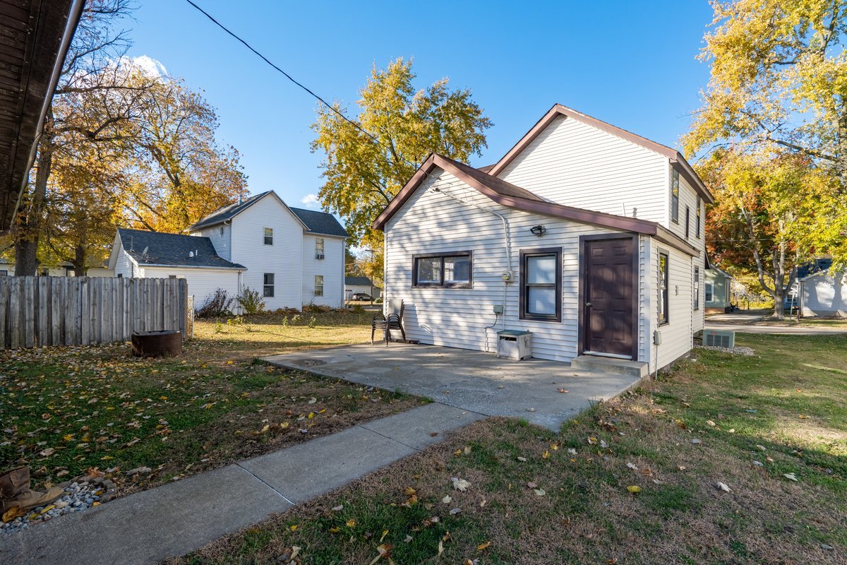 1206 E Main Street, Clinton, IL 61727