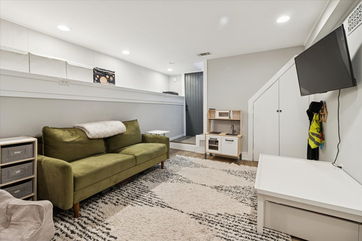 746 N Pine Avenue, Arlington Heights, IL 60004