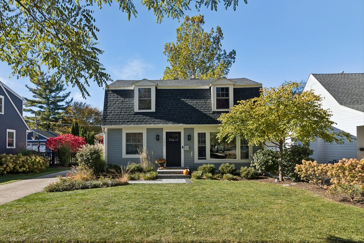 746 N Pine Avenue, Arlington Heights, IL 60004