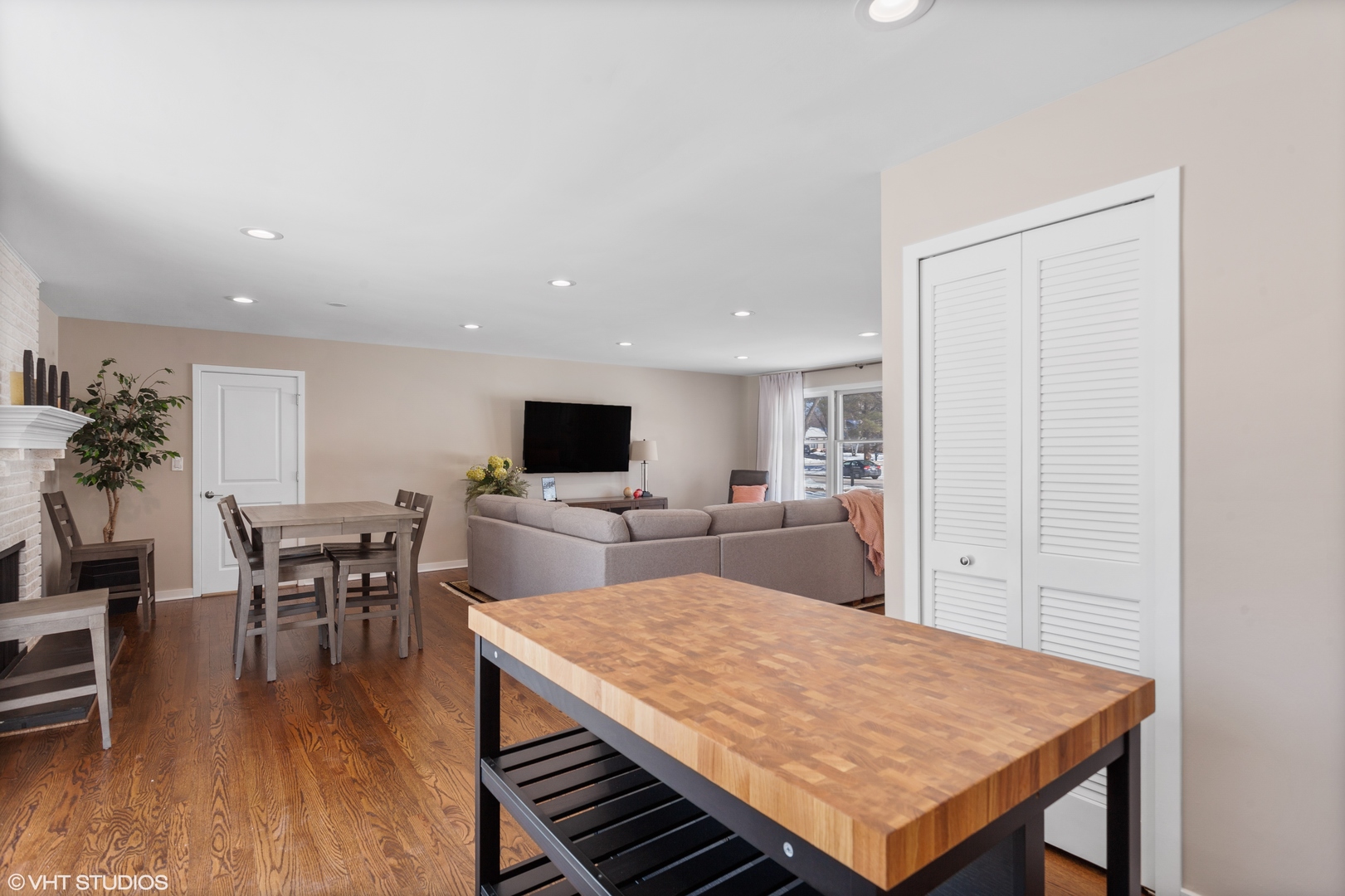 1915 Farmington Court, Naperville, IL 60565