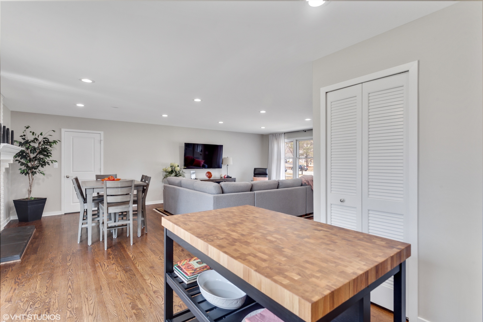 1915 Farmington Court, Naperville, IL 60565