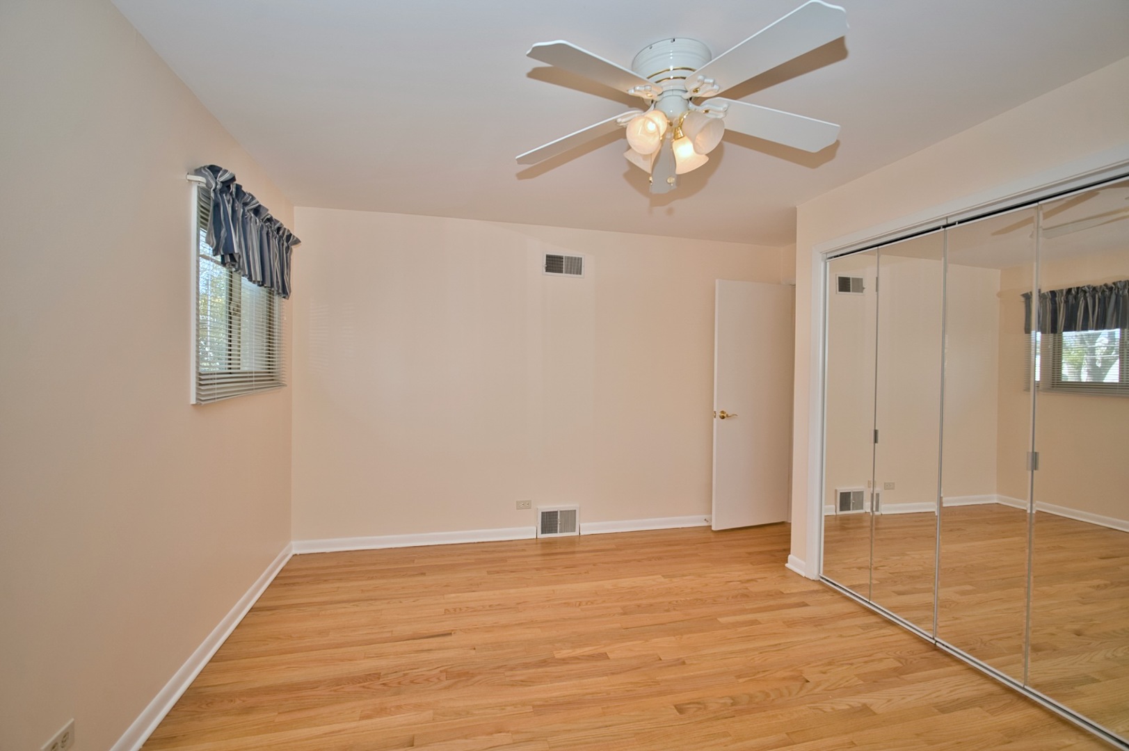 1042 W Central Road, Mount Prospect, IL 60056