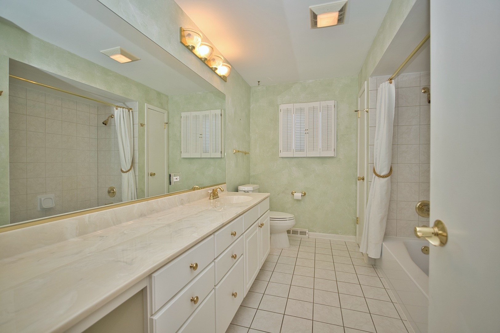 1042 W Central Road, Mount Prospect, IL 60056