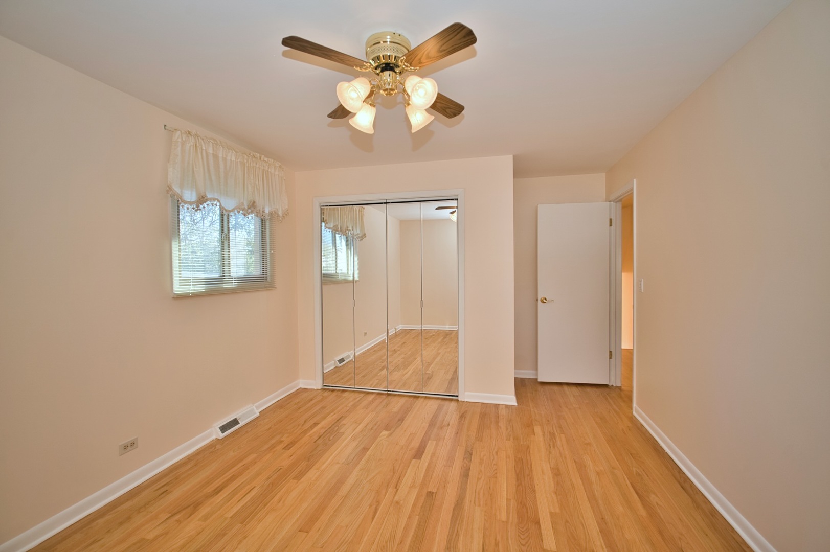 1042 W Central Road, Mount Prospect, IL 60056