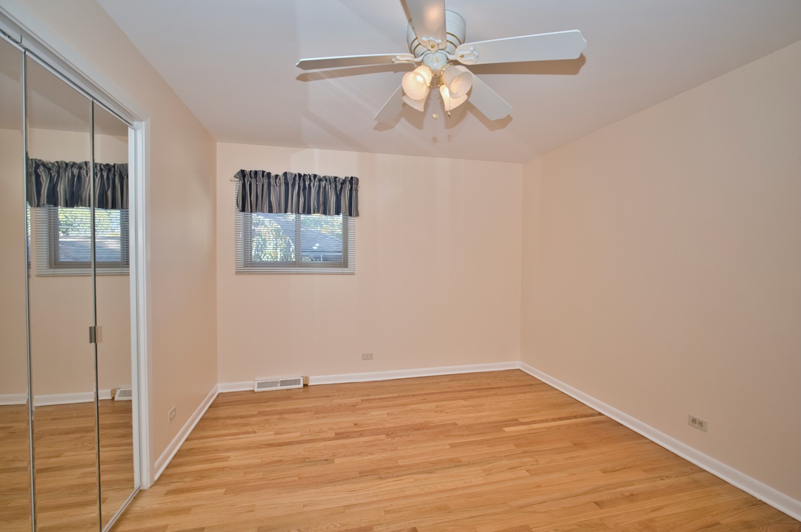 1042 W Central Road, Mount Prospect, IL 60056