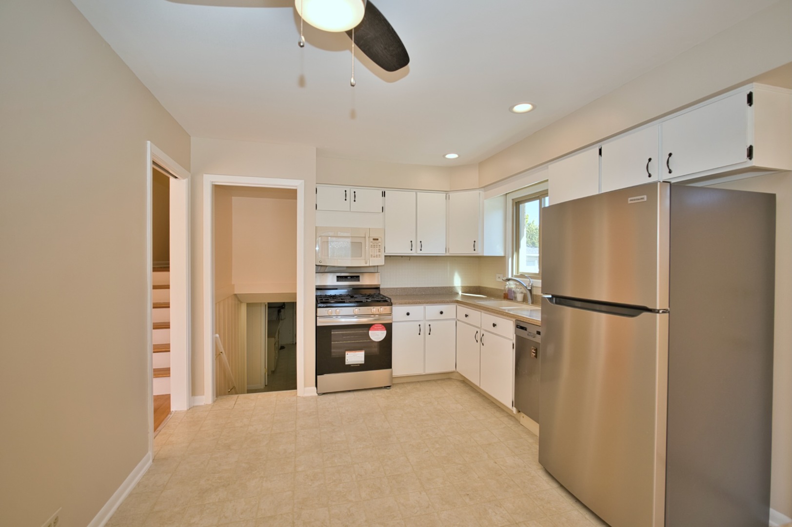 1042 W Central Road, Mount Prospect, IL 60056