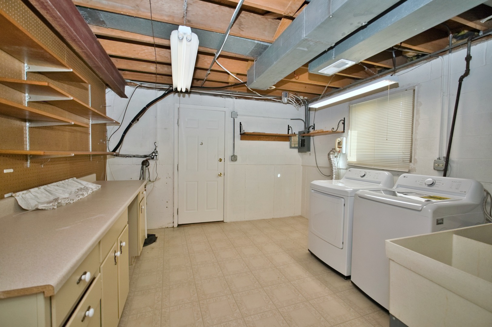 1042 W Central Road, Mount Prospect, IL 60056