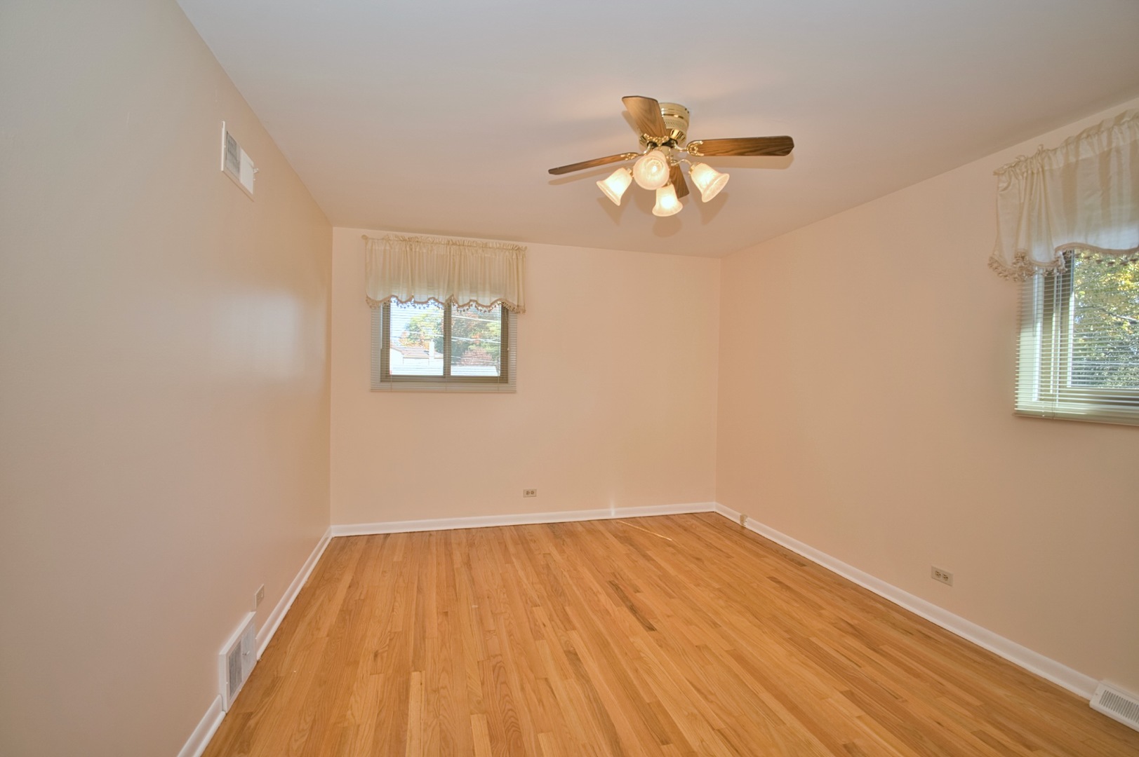 1042 W Central Road, Mount Prospect, IL 60056