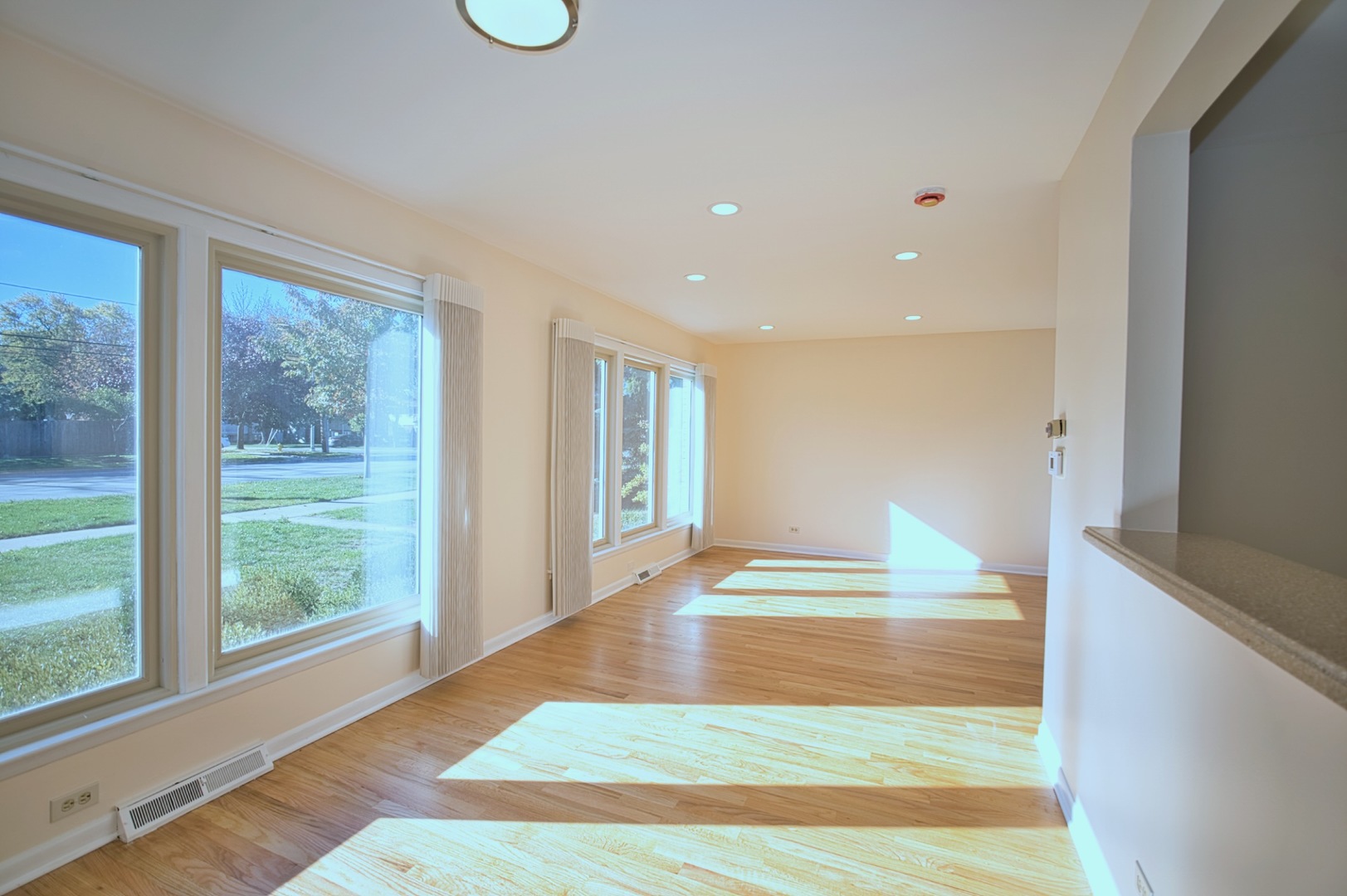 1042 W Central Road, Mount Prospect, IL 60056