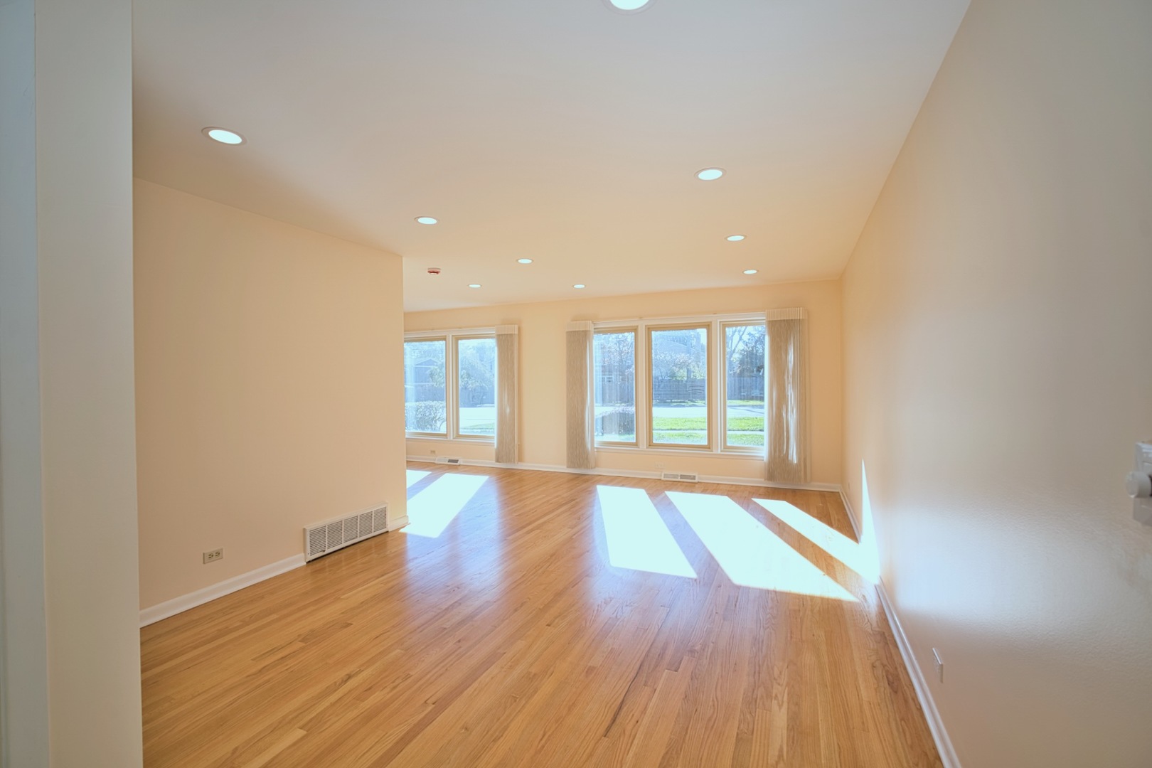 1042 W Central Road, Mount Prospect, IL 60056