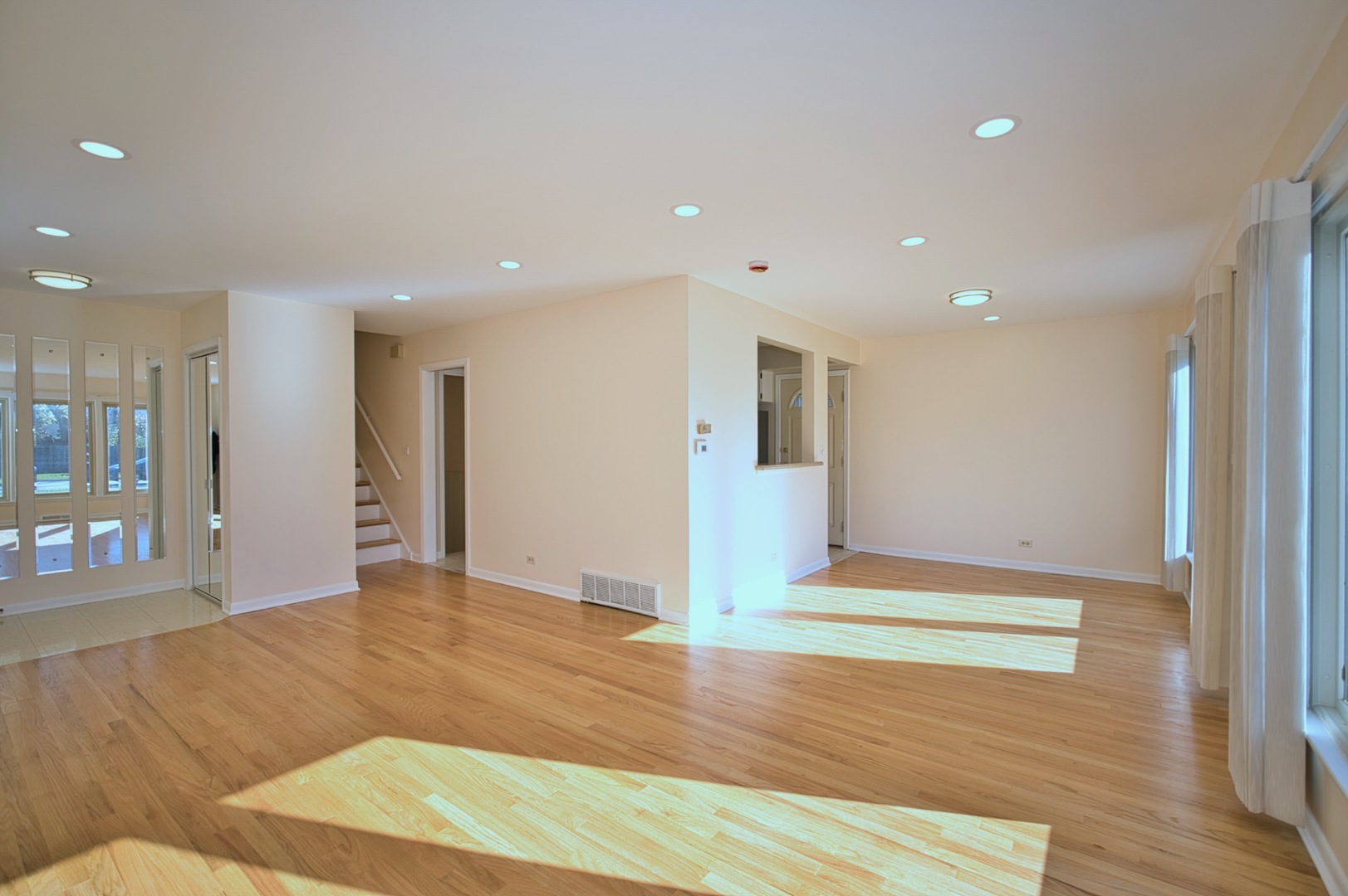 1042 W Central Road, Mount Prospect, IL 60056