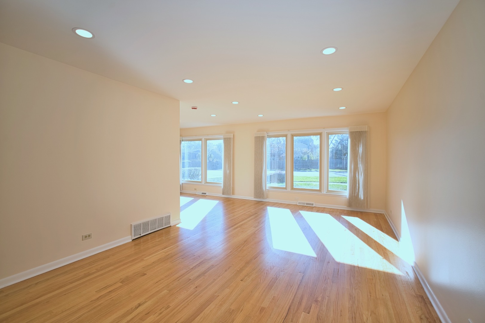 1042 W Central Road, Mount Prospect, IL 60056