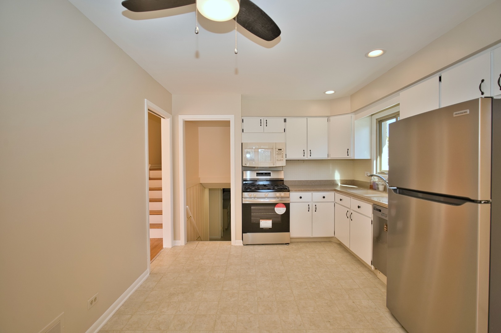 1042 W Central Road, Mount Prospect, IL 60056