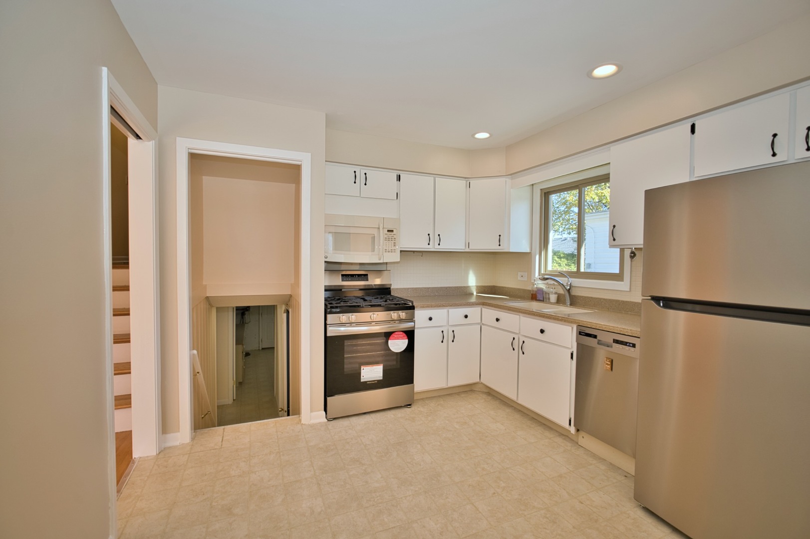 1042 W Central Road, Mount Prospect, IL 60056