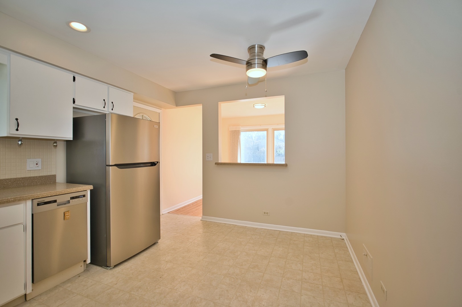 1042 W Central Road, Mount Prospect, IL 60056