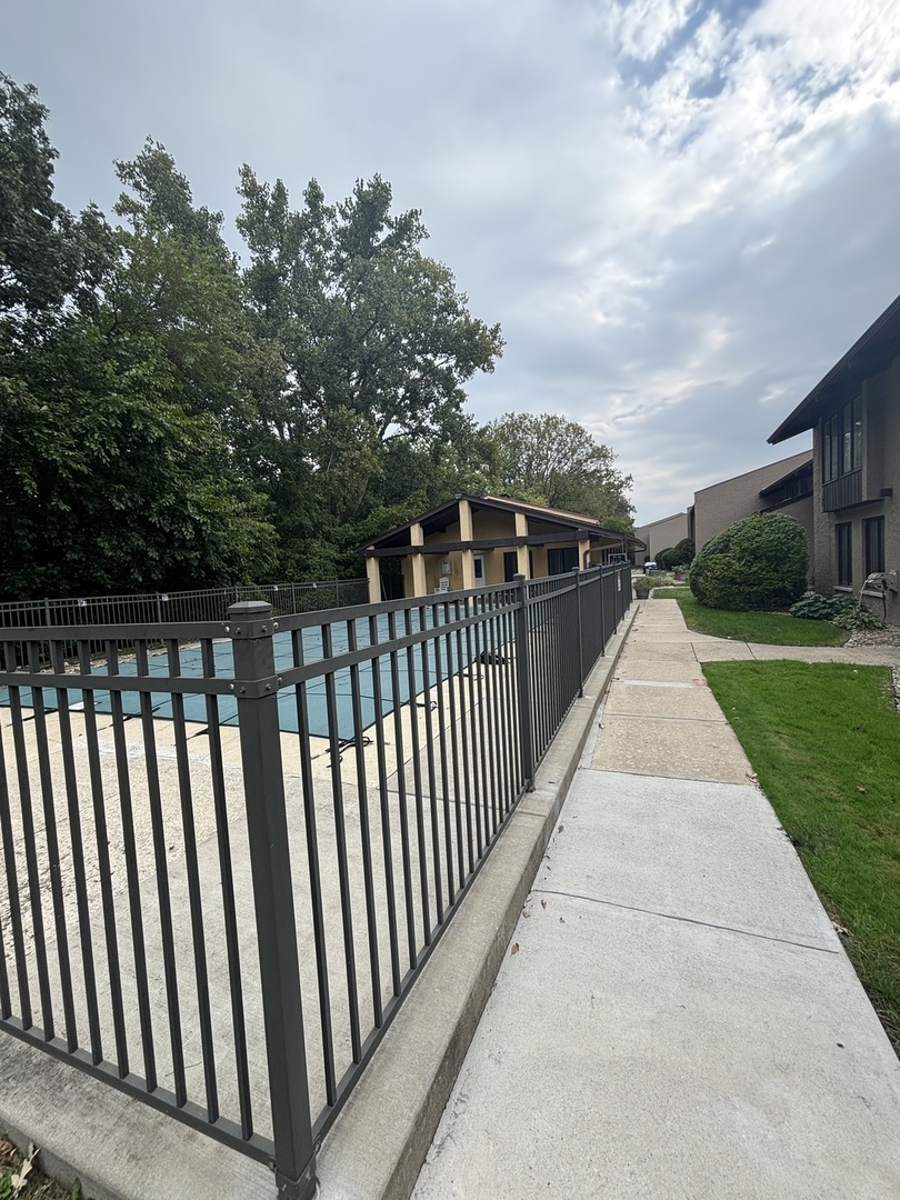 1050 Holbrook Road #1H, Homewood, IL 60430