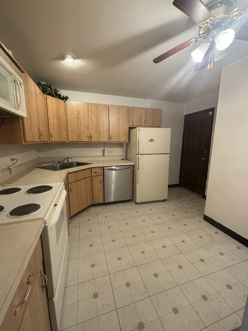 1050 Holbrook Road #1H, Homewood, IL 60430