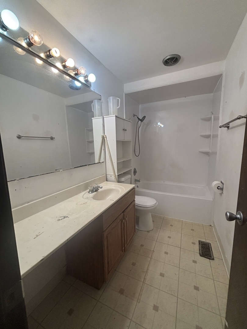 1050 Holbrook Road #1H, Homewood, IL 60430