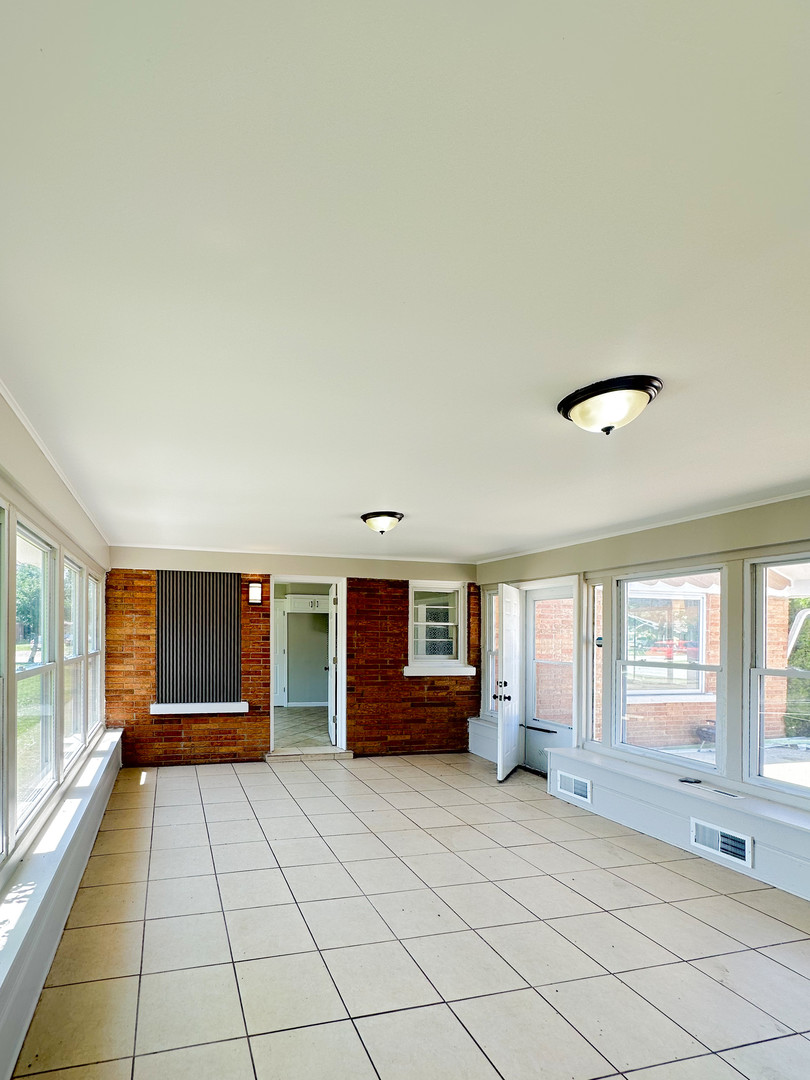 9405 S 76th Court, Hickory Hills, IL 60457